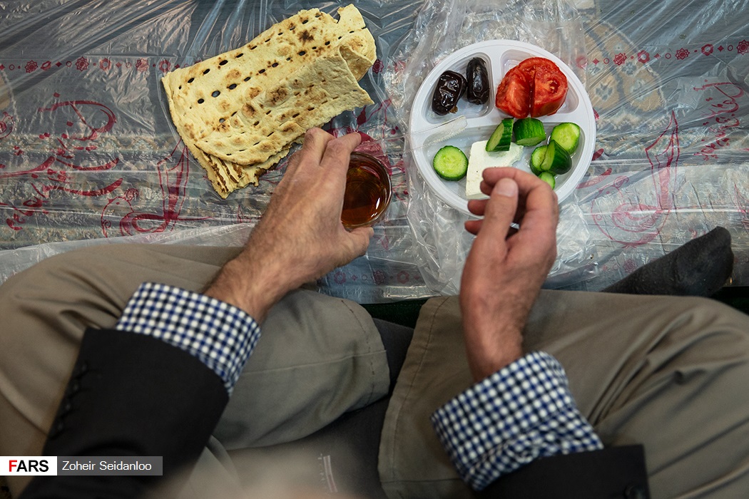 افطاری در محله سعادت آباد تهران